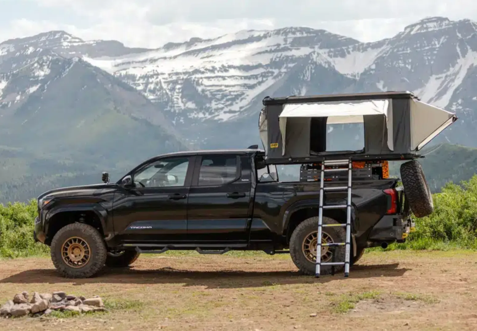 Smittybilt Overlander Hard Shell Rooftop Tent